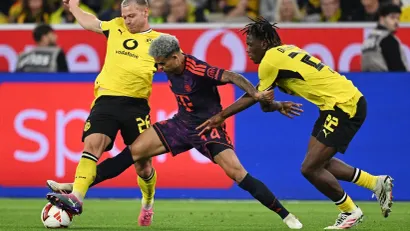 Luis Dijaz (Bajern) između Julijana Rijersona i Žoana Gadua (Dortmund)